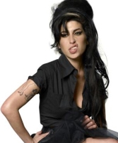 Amy Winehouse - Successo al concerto per Nelson Mandela poi il pugno al fan al festival di Glastonbury