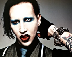 Marilyn Manson nel suo nuovo album Eat me drink soffre d’ amore. Meno goth e più glam rock