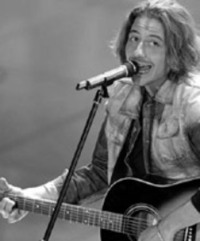 Simone Tommasini è pronto per fare uscire il nuovo singolo intitolato “W La Musica Sempre”