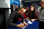 Valerio Scanu è scompiglio a Milano, in fila alla Mondadori per un autografo
