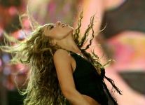 Shakira: in rotazione radiofonica da oggi il nuovo singolo “Loca”